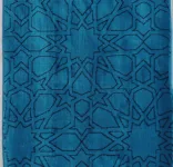 سجادة ذات تصميم إسلامي تقليدي، تتميز بلون أزرق غني وزخارف هندسية متشابكة. النمط يحتوي على أشكال نجوم ومضلعات متداخلة في الجزء العلوي، بينما يحتوي الجزء السفلي على شريط زخرفي مزخرف بألوان بيج وبني، مما يضيف لمسة أنيقة ومتكاملة للتصميم. يبدو أن هذه السجادة مصممة خصيصًا للاستخدام في المساجد أو الأماكن ذات الطابع الروحاني.